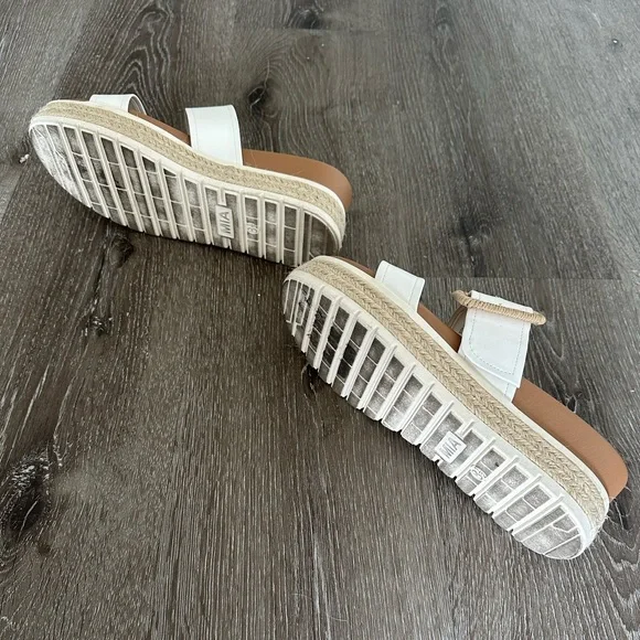 MIA Kenzy Platform Sandals - Picture 4 of 5